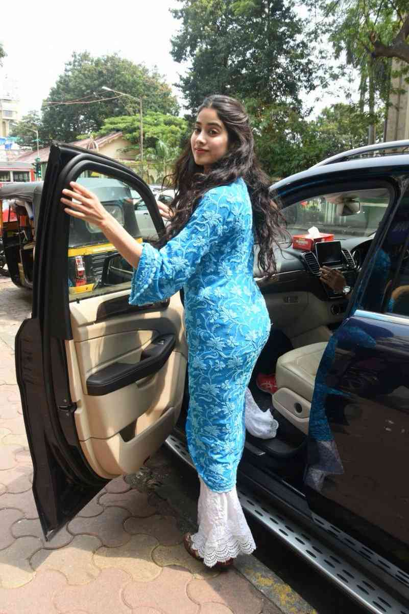 देसी लुक में नज़र आईं श्रीवेदी की बड़ी बेटी जाह्नवी See the latest pictures of Jahnavi Kapoor