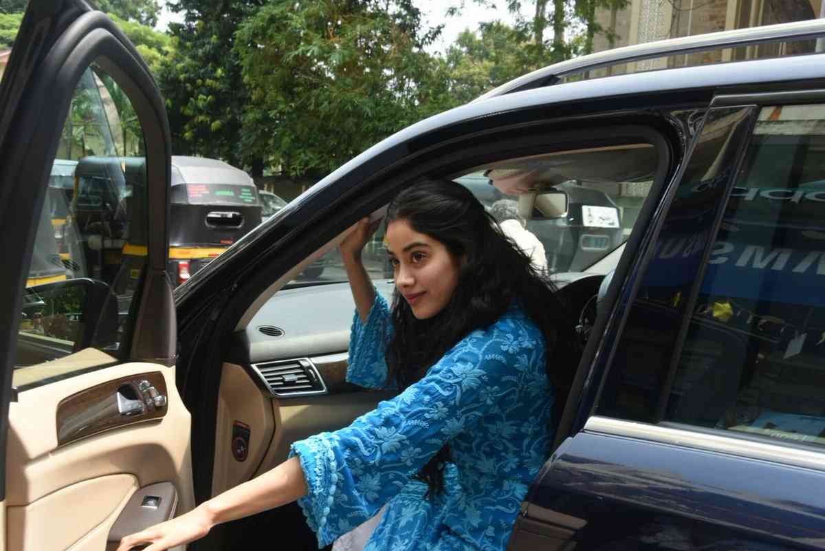 देसी लुक में नज़र आईं श्रीवेदी की बड़ी बेटी जाह्नवी See the latest pictures of Jahnavi Kapoor