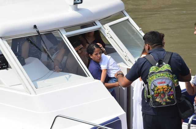 शाहरुख खान ने मनाया पत्नी गौरी का जन्मदिन, बोट में सोते नजर आए बेटे अबराम Shah Rukh Khan celebrates Gauri Khan’s Birthday at Alibaug bunglow