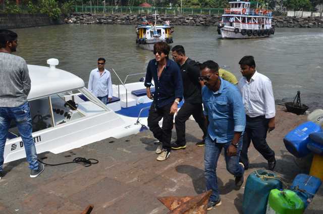 शाहरुख खान ने मनाया पत्नी गौरी का जन्मदिन, बोट में सोते नजर आए बेटे अबराम Shah Rukh Khan celebrates Gauri Khan’s Birthday at Alibaug bunglow