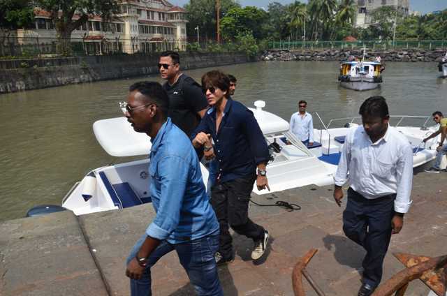 शाहरुख खान ने मनाया पत्नी गौरी का जन्मदिन, बोट में सोते नजर आए बेटे अबराम Shah Rukh Khan celebrates Gauri Khan’s Birthday at Alibaug bunglow