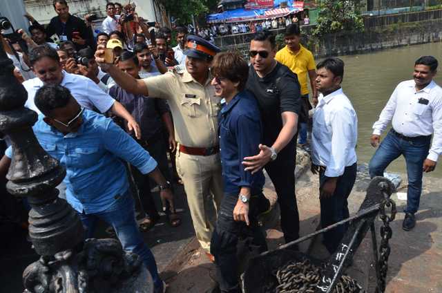 शाहरुख खान ने मनाया पत्नी गौरी का जन्मदिन, बोट में सोते नजर आए बेटे अबराम Shah Rukh Khan celebrates Gauri Khan’s Birthday at Alibaug bunglow