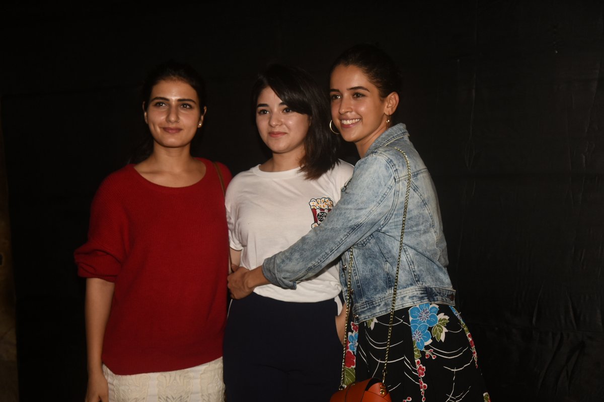 ‘सीक्रेट सुपरस्टार’ की स्क्रीनिंग में शामिल हुई ‘दंगल’ की पूरी टीम, देखें तस्वीरें ‘Dangal’ stars Fatima sana sheikh, sanya malhotra and many celebs attends ‘Secret superstar’ sreening