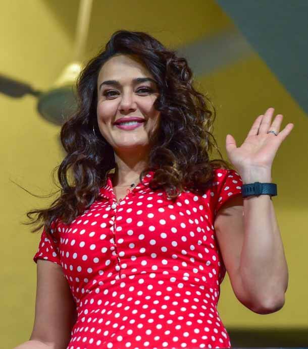 Anushka and Preity Zinta standing in the stadium against each other, these beautiful pictures came out after the match