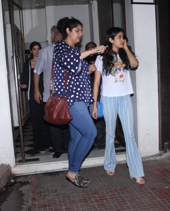 Anshula and Jahnavi Kapoor first embraced each other for the first time, Papa Boni Kapoor with three daughters on dinner Anshula and Jahnavi Kapoor first embraced each other for the first time, Papa Boni Kapoor with three daughters on dinner