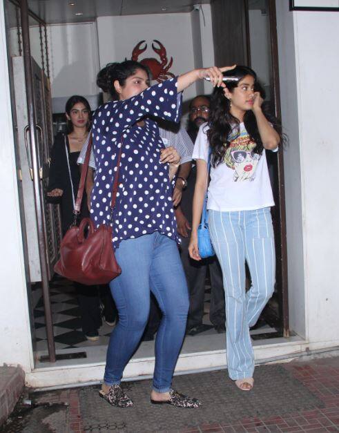 Anshula and Jahnavi Kapoor first embraced each other for the first time, Papa Boni Kapoor with three daughters on dinner Anshula and Jahnavi Kapoor first embraced each other for the first time, Papa Boni Kapoor with three daughters on dinner