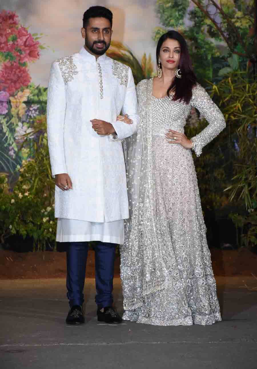 Aishwarya gave a romantic pose with Sonab Kapoor's reception with Hasaband Abhishek