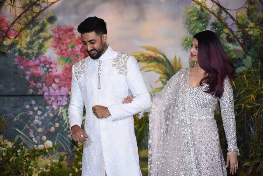 Aishwarya gave a romantic pose with Sonab Kapoor's reception with Hasaband Abhishek
