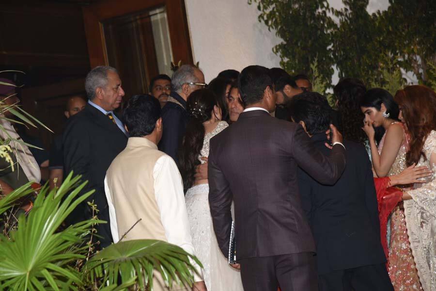 At Sonam Kapoor's reception, Salman Khan plays with his heroin Le Grand Entry