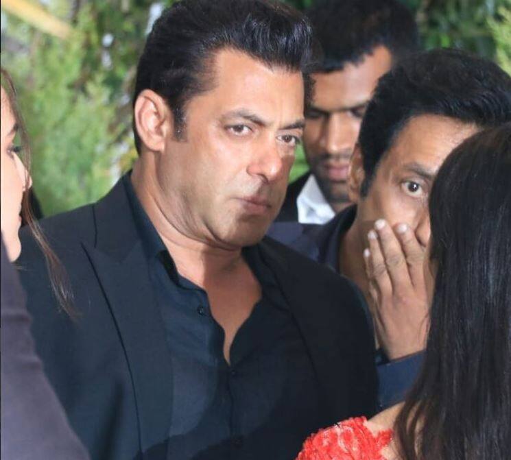 At Sonam Kapoor's reception, Salman Khan plays with his heroin Le Grand Entry