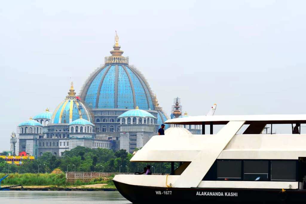 Enjoying a cruise like Goa, you will be able to pick up BholaNath's anointing on the waves of the Ganges in Benaras Enjoying a cruise like Goa, you will be able to pick up BholaNath's anointing on the waves of the Ganges in Benaras