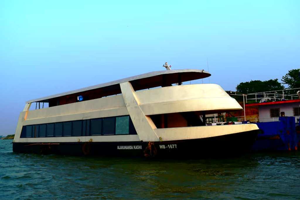 Enjoying a cruise like Goa, you will be able to pick up BholaNath's anointing on the waves of the Ganges in Benaras Enjoying a cruise like Goa, you will be able to pick up BholaNath's anointing on the waves of the Ganges in Benaras