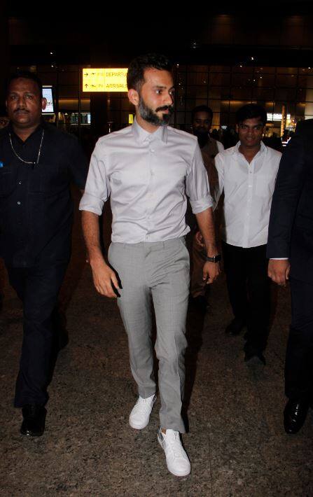 Pics: Sonam Kapoor, who arrived in the airport to receive Anand Ahuja, got photos in front of the romance