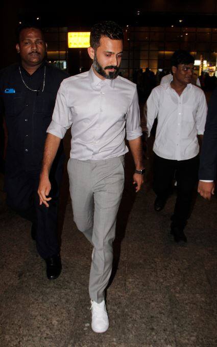 Pics: Sonam Kapoor, who arrived in the airport to receive Anand Ahuja, got photos in front of the romance