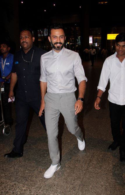 Pics: Sonam Kapoor, who arrived in the airport to receive Anand Ahuja, got photos in front of the romance