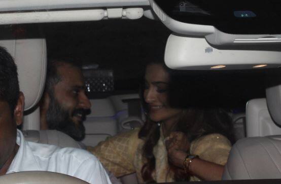 Pics: Sonam Kapoor, who arrived in the airport to receive Anand Ahuja, got photos in front of the romance