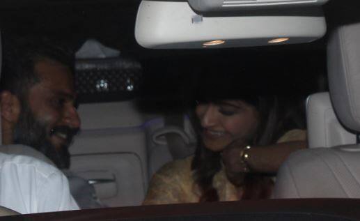 Pics: Sonam Kapoor, who arrived in the airport to receive Anand Ahuja, got photos in front of the romance