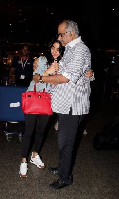 In Pics: Boney Kapoor, daughter-in-law Jahnavi Kapoor, reached the airport, embraced love