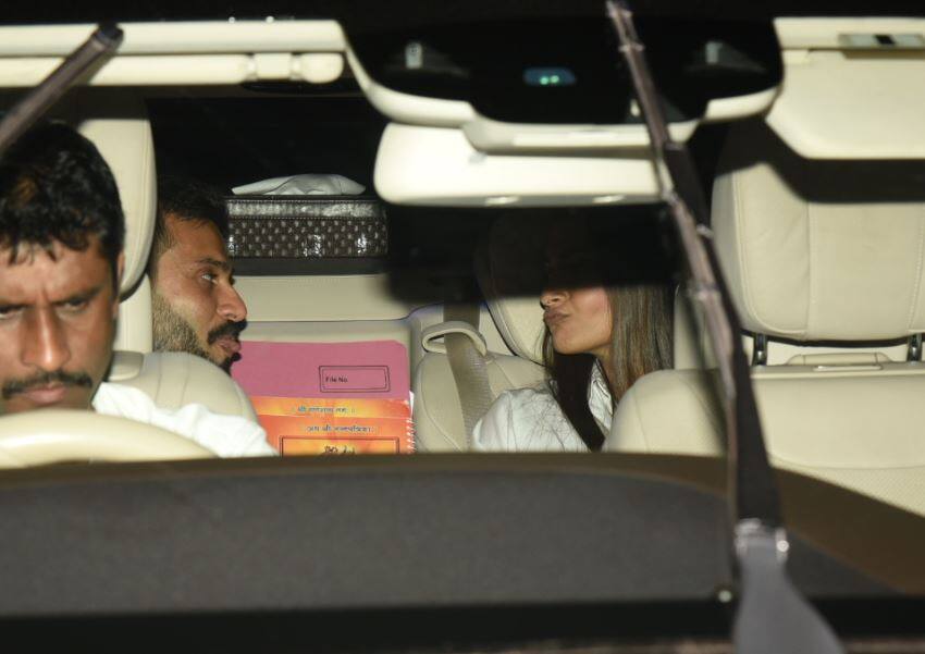 Sona gave KISS to the car in the car then she started teasing tongue, see CUTE pictures
