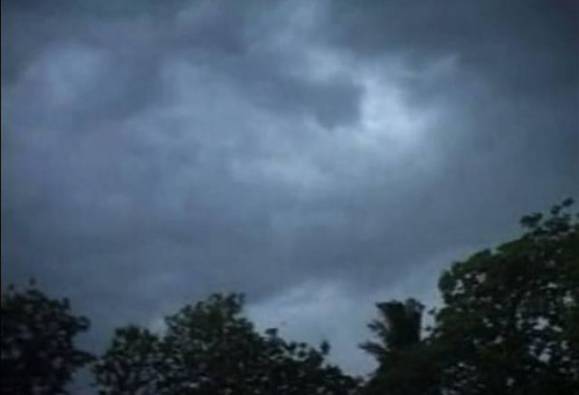জোড়া ঘূর্ণাবর্তের প্রভাবে কলকাতা-সহ গোটা দক্ষিণবঙ্গে বিক্ষিপ্ত বৃষ্টির পূর্বাভাস