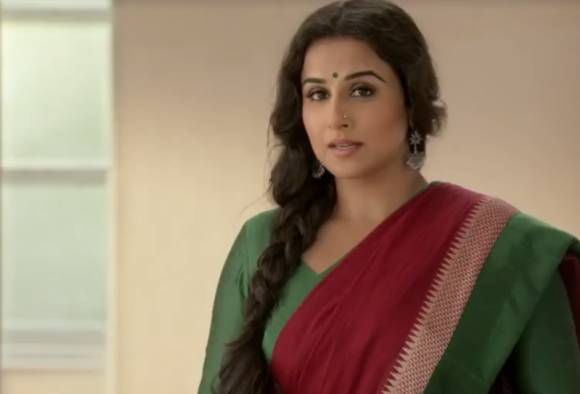 সেলফি তোলার নামে জড়িয়ে ধরল ‘অনুরাগী’, ক্ষুব্ধ বিদ্যা