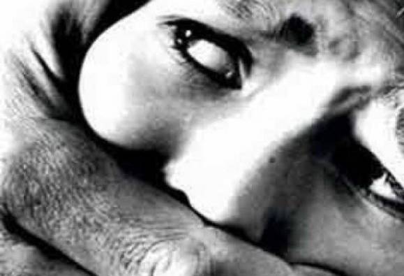 পাড়ার পরিচিত যুবক বাড়ি থেকে ডেকে নিয়ে গিয়ে গণধর্ষণ করল নাবালিকাকে