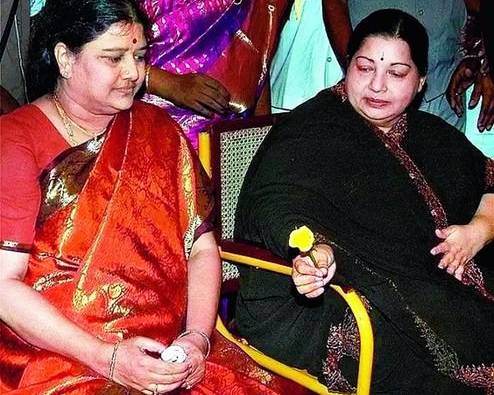 কাল বৈঠক এআইএডিএমকে বিধায়কদের, তামিলনাড়ুর মুখ্যমন্ত্রী পদে পনিরসেলভমকে সরিয়ে শশীকলা?