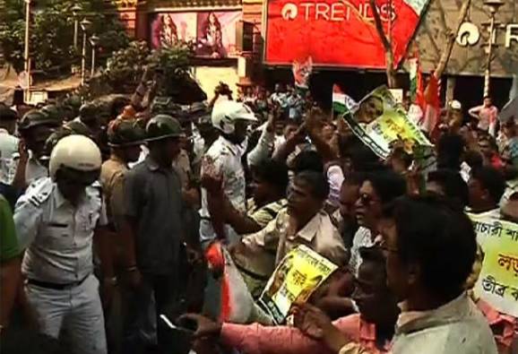 কংগ্রেসের বিধানসভা অভিযানে পুলিশের সঙ্গে ধস্তাধস্তি, পাল্টা অবরোধ, ভোগান্তি