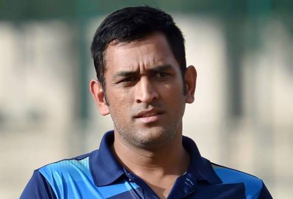 সরফরাজের ছেলেকে কোলে নিয়ে ধোনির ছবি ভাইরাল