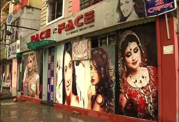 যাদবপুরে বিউটি পার্লারে কাজ শেখানোর নাম করে ডেকে তরুণীকে গণধর্ষণ
