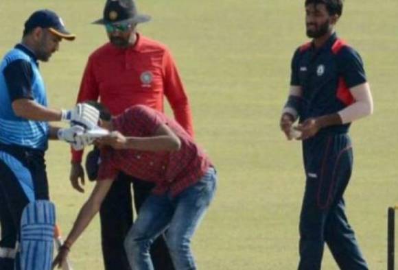 ব্যাটিংয়ের সময়ই মাঠে ঢুকে পড়া ভক্তের আবদার মেনে অটোগ্রাফ দিলেন মাহি