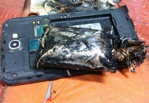 পকেটে রাখা সেলফোনে আগুন, প্যান্ট খুলে ফেললেন আমেরিকার এক ব্যক্তি