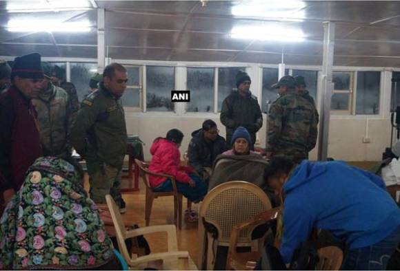 সে লা পাসে তুষারঝড়ে আটকে পড়া ১২৭ পর্যটককে উদ্ধার করল সেনা, মৃত ১