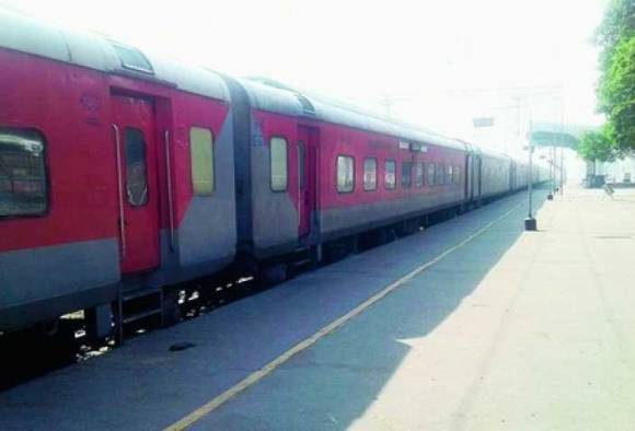 ফের লাইনচ্যুত রাজধানী এক্সপ্রেস, হতাহতের খবর নেই