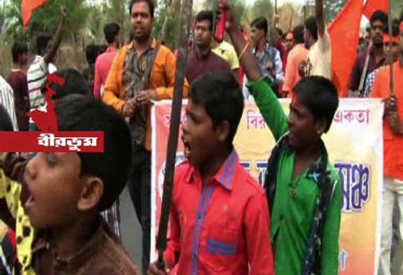 রামনবমীর মিছিলে কচিকাঁচাদের হাতে অস্ত্র, তীব্র নিন্দায় বিদ্বজ্জনেরা