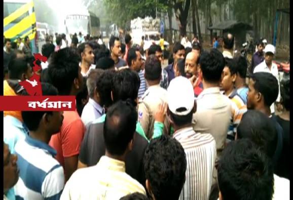 সরকারি বাসের ধাক্কায় জখম হকার, প্রতিবাদে দুর্গাপুরে পথ অবরোধ