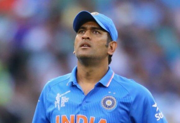 ম্যাগাজিনের কভারে হাতে জুতো নিয়ে বিষ্ণুর সাজে: ধোনির বিরুদ্ধে ধর্মীয় ভাবাবেগে আঘাতের অভিযোগ খারিজ সুপ্রিম কোর্টে