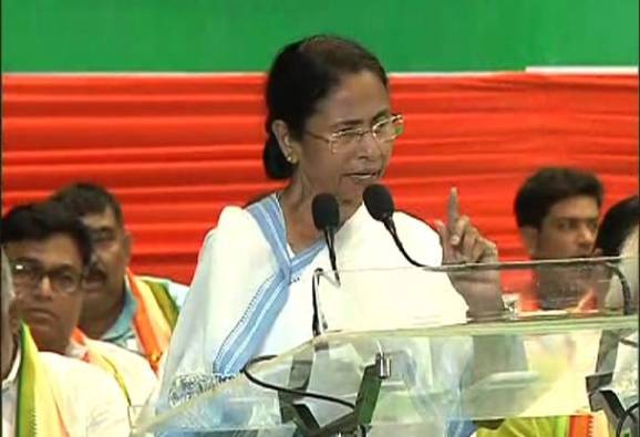 ‘এটা গুজুবাবুদের সিবিআই, নেংটি ইঁদুর’, কেন্দ্রকে আক্রমণ মমতার
