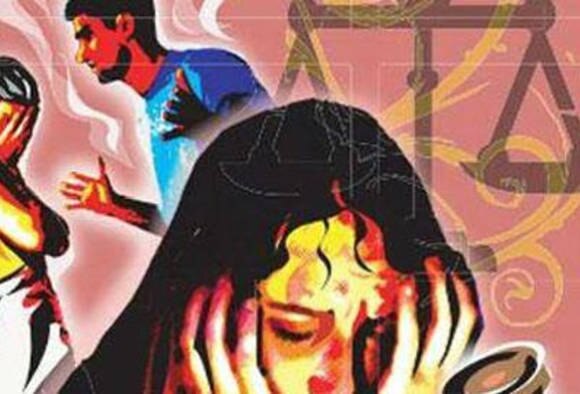 প্রেম প্রত্যাখ্যান করায় তরুণীকে অ্যাসিড হামলার হুমকি, পায়ে পড়ে ক্ষমা চাইল সহপাঠী
