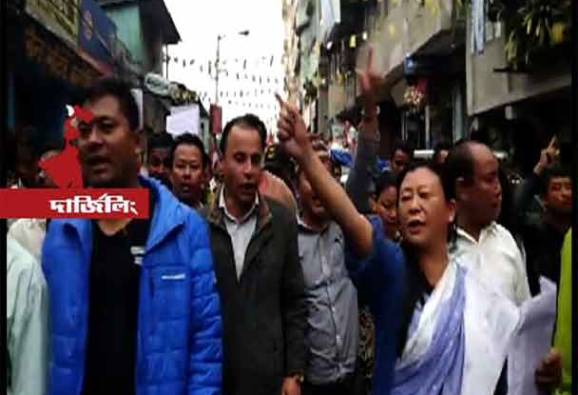 পাহাড়ে তৃণমূলের মিছিল, পাল্টা দিল্লিতে বঙ্গভবনের বাইরে বিক্ষোভ গোর্খা জনমুক্তি মোর্চার