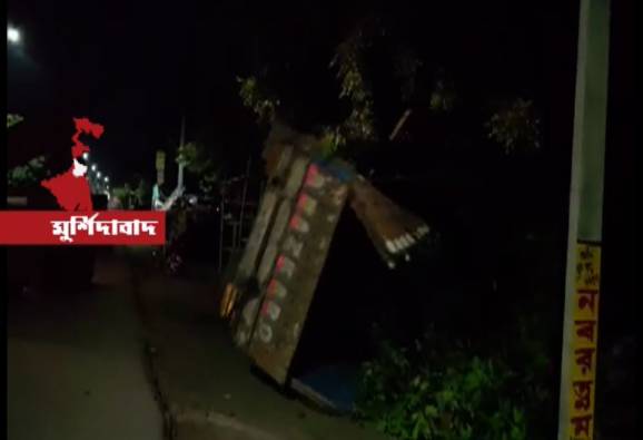 মুর্শিদাবাদের বহরমপুরে তিনজনকে পিষে মারল বেপরোয়া ট্রাক