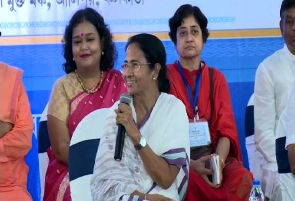 দুঃস্থ, মেধাবি ছাত্র-ছাত্রীদের উচ্চশিক্ষার দায়িত্ব নেবে রাজ্য, ঘোষণা মুখ্যমন্ত্রীর
