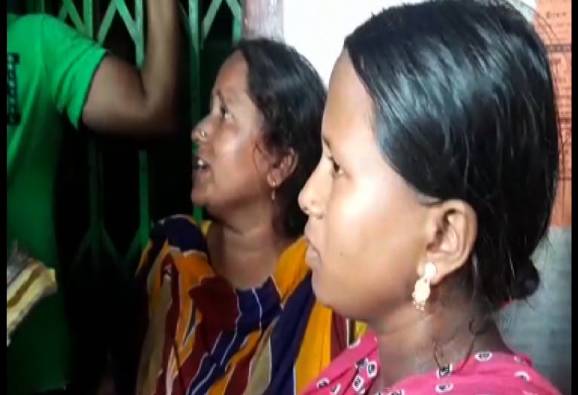 অভাবের তাড়ানায় সদ্যোজাতকে ১৫ হাজার টাকায় বিক্রির চেষ্টা, আটক মা ও দিদিমা