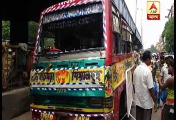 হাওড়া ব্রিজে মিনিবাস উল্টে দুর্ঘটনা, মৃত দুই