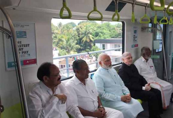 কেরলে মেট্রো রেলের উদ্বোধন করলেন প্রধানমন্ত্রী