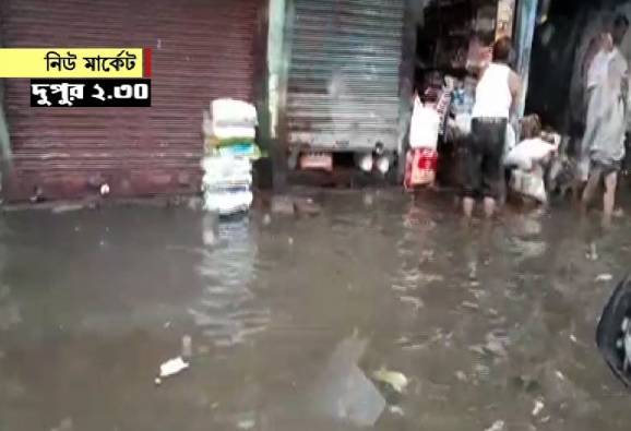 বৃষ্টিতে ভাসল কলকাতা থেকে জেলা, নাকাল মানুষ, রানওয়েতে জল জমায় ব্যাহত উড়ান