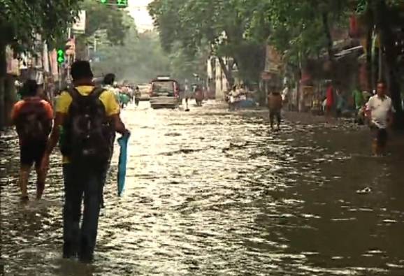 নিম্নচাপ ও ঘূর্ণাবর্তর জোড়া ফলায় কলকাতা থেকে জেলায় রাতভর বর্ষণ, ভারী থেকে অতিভারী বৃষ্টির পূর্বাভাস
