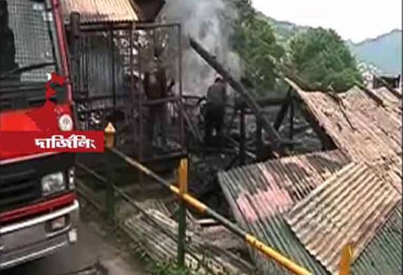 পানিহাটায় পর্যটনমন্ত্রী গৌতম দেবের গাড়িতে হামলা, পুলিশের গাড়িতেও ভাঙচুর মোর্চার