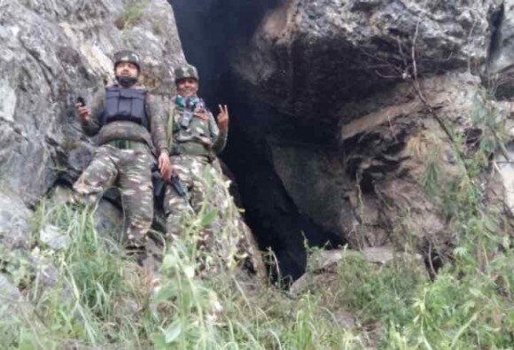 কাশ্মীরে সেনার হাতে খতম ৩ জঙ্গি, গুহায় লুকিয়ে ছিল তারা