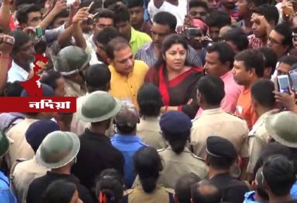 নদিয়ায় গ্রামে ঢুকতে বাধা, পুলিশের সঙ্গে বচসা-ধাক্কাধাক্কি বিজেপি নেত্রী লকেটের